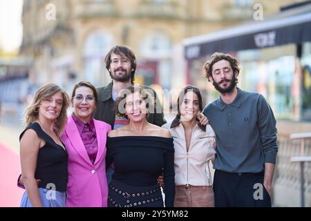 Clara Segura, Enric Auquer, Macarena Garcia, Maria Rodriguez Soto nahmen an Mugaritz Teil. Sin Papa ni postre' Red Carpet während des 72. San Sebastian International Film Festival im Victoria Eugenia Theatre am 23. September 2024 in Donostia/San Sebastian, Spanien. Stockfoto