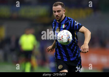 Mailand, Italien. September 2024. Carlos Augusto vom FC Internazionale sieht beim Spiel der Serie A zwischen dem FC Internazionale und dem AC Milan am 22. September 2024 im Stadio Giuseppe Meazza in Mailand an. Quelle: Marco Canoniero/Alamy Live News Stockfoto