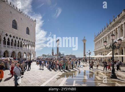 16. September 2024 - Venedig, Italien: Touristen auf der Piazza San Marco mit Palazzo Ducale, Colonna di San Todaro. Stockfoto