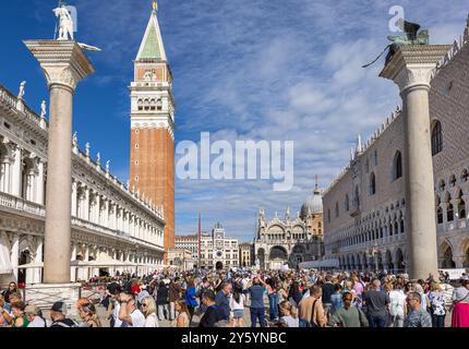 September 2024 - Venedig, Italien: Die überfüllte Piazza San Marco mit Palazzo Ducale, Campanile, Colonna di San Todaro. Über Tourismuskonzept Stockfoto