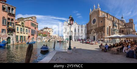 16. September 2024 - Venedig, Italien: Panoramablick der Menschen auf dem Platz Campo Santi Giovanni e Paolo mit Basilica dei Santi Giovanni e Paolo und Stockfoto