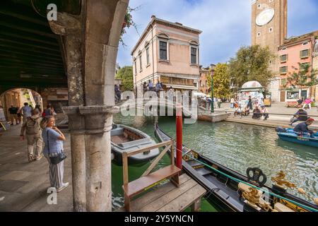 16. September 2024: Venedig, Italien: Menschen auf dem Platz Campo Santi Apostoli und Brücke Ponte dei Santi Apostoli Stockfoto