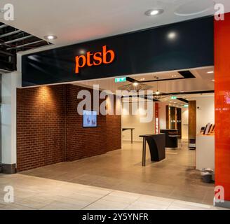 Eine Filiale der PTSB Bank im Liffey Valley Shopping Centre, Dublin, Irland, Stockfoto