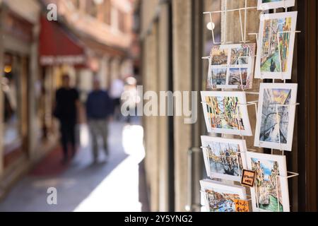 16. September 2024 - Venedig, Italien: Ausstellungsstand mit Kunstpostkarten von Venedig in einer Gasse in Venedig. Selektiver Fokus. Stockfoto