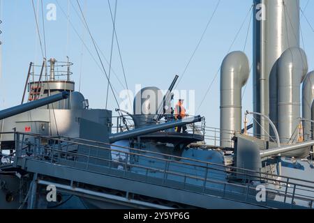 Sankt Petersburg, Russland - 16. Juni 2024: Fragment des geschützten Kreuzers Aurora, heute als Museumsschiff erhalten Stockfoto