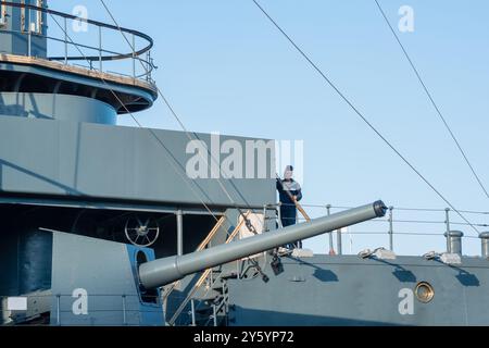 Sankt Petersburg, Russland - 16. Juni 2024: Fragment des geschützten Kreuzers Aurora, heute als Museumsschiff erhalten Stockfoto