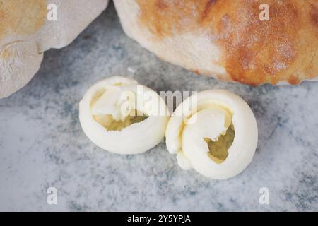 Genießen Sie die köstlichen und köstlichen Butterbällchen mit frisch gebackenem Brot Stockfoto