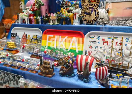 Stockholm, Schweden. April 2024: Souvenirshop mit traditionellem schwedischem Kunsthandwerk und Fikablett Stockfoto