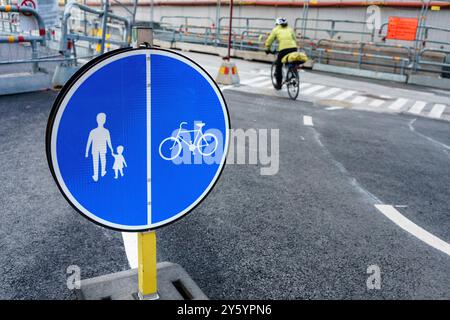 Gemeinsames Wegschild für Fußgänger und Fahrräder in einer europäischen Stadt Stockfoto