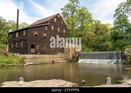 Pine Creek Grist Mill, erbaut 1848, an einem sonnigen Sommermorgen im Wildcat den State Park. Muscatine, Iowa, USA. Stockfoto