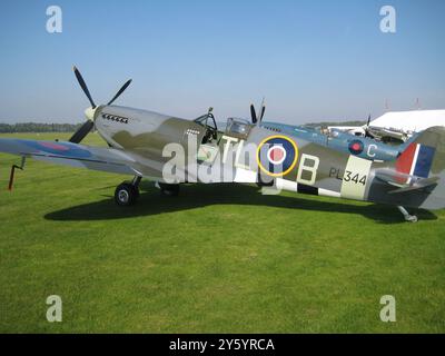 Jährliches Goodwood Revival auf dem Goodwood Aerodrome und der Rennstrecke vor Chichester, West Sussex Stockfoto