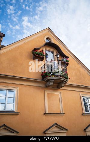 Populärer Renaissance-Balkon mit Blumen und einem Bild der Jungfrau Maria, Prag Stockfoto