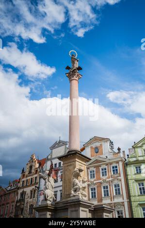 Mariensäule (Mariánský sloup) auf dem Altstädter Ring (Staroměstské náměstí) in Prag Stockfoto