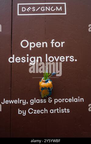 Designum, ein Schmuck-, Glas- und Porzellangeschäft mit Werken tschechischer Künstler in Prag Stockfoto