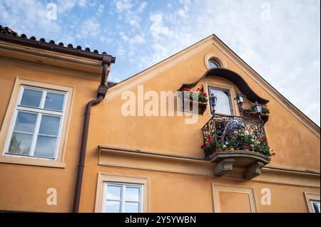 Populärer Renaissance-Balkon mit Blumen und einem Bild der Jungfrau Maria, Prag Stockfoto