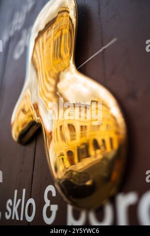 Designum, ein Schmuck-, Glas- und Porzellangeschäft mit Werken tschechischer Künstler in Prag Stockfoto