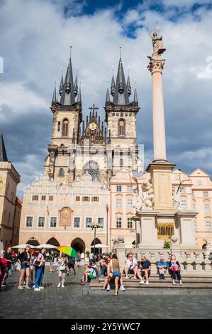 Mariensäule (Mariánský sloup) vor der Tyn-Kirche (Týnský chrám) auf dem Altstädter Platz (Staroměstské náměstí) in Prag Stockfoto