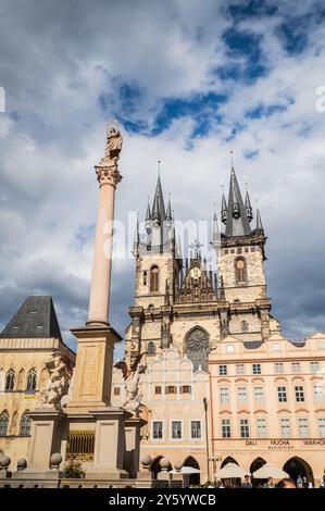 Mariensäule (Mariánský sloup) vor der Tyn-Kirche (Týnský chrám) auf dem Altstädter Platz (Staroměstské náměstí) in Prag Stockfoto