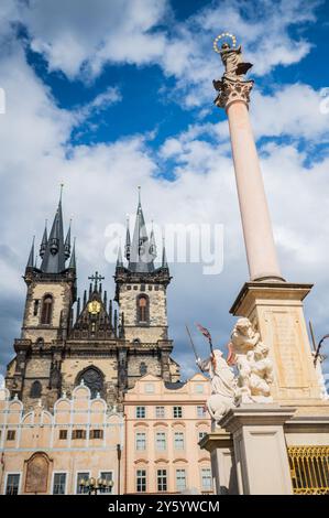 Mariensäule (Mariánský sloup) vor der Tyn-Kirche (Týnský chrám) auf dem Altstädter Platz (Staroměstské náměstí) in Prag Stockfoto