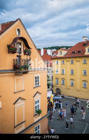 Populärer Renaissance-Balkon mit Blumen und einem Bild der Jungfrau Maria, Prag Stockfoto