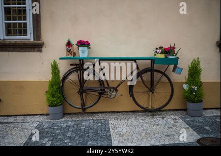 Café-Tisch im Freien mit Fahrrad, Prag Stockfoto