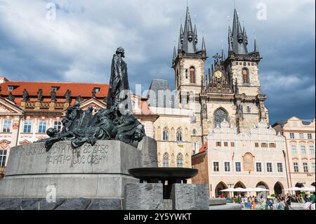 Jan-Hus-Statue und Tyn-Kirche, Altstädter Ring, Prag Stockfoto