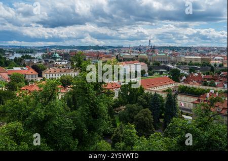 Blick auf die Prager Skyline von einem Aussichtspunkt in der Prager Burg Stockfoto