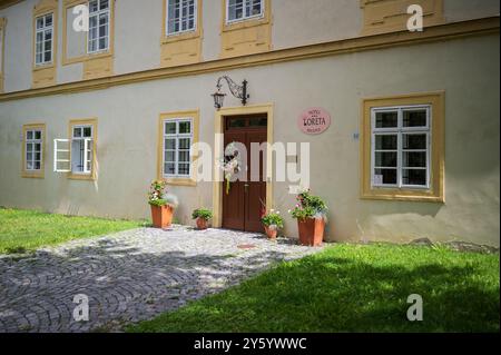 Hradčany Loreto Platz und Loreta Hotel in Prag Stockfoto