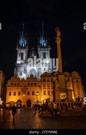 Tyn-Kirche und Altstadtplatz bei Nacht, Prag Stockfoto