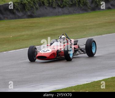 Ein 1965er Ferrari 1512 im Regen beim Goodwood Revival 2024 Stockfoto