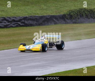 1972 Hart Surtees Ford TS10/2 im Regen beim Goodwood Revival 2024 Stockfoto