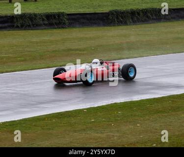 Ein 1965er Ferrari 1512 im Regen beim Goodwood Revival 2024 Stockfoto