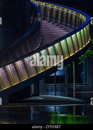 Zürich, Schweiz - 16. Mai 2024: Eine beschauliche urbane Abendszene mit einer beleuchteten Treppe Stockfoto