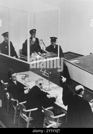 GIDEON HAUSNER VERWEIST AUF ADOLF EICHMANN WÄHREND EINES PROZESSES IN JERUSALEM / 14. APRIL 1961 Stockfoto