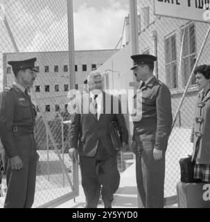 ADOLF EICHMANN-PROZESS IN JERUSALEM - RECHT UND ORDNUNG SERVATIUS EICHMANNS ANWALT VERLÄSST GERICHT AM 10. APRIL 1961 Stockfoto