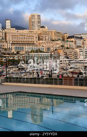 Schwimmbad des Rainier III Nautical Stadions in Port Hercule, mit Wasserspiegelung der Wolkenkratzer bei Sonnenuntergang, Monte Carlo, Fürstentum Monaco Stockfoto