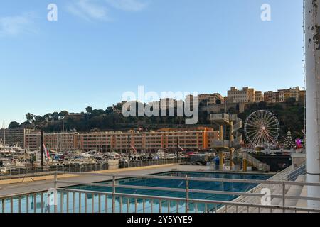 Der Swimmingpool des Rainier III Nautical Stadions mit Blick auf Port Hercule, mit dem Felsen von Monaco im Hintergrund bei Sonnenuntergang, Monte Carlo Stockfoto