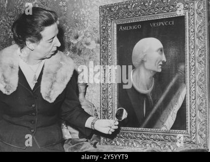 ILIANA LINARDO BETRACHTET DAS NEUE GEMÄLDE LEONARDO DA VINCI, DAS AM 6. APRIL 1961 IN NEW YORK GEFUNDEN WURDE Stockfoto