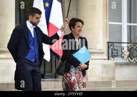 Paris, Frankreich. September 2024. Die französische Landwirtschafts-, Ernährungs- und Forstministerin Annie Genevard verlässt das Elysee-Schloss nach dem Ministerrat in Paris am 23. September 2024. Foto: Firas Abdullah/ABACAPRESS. COM Credit: Abaca Press/Alamy Live News Stockfoto