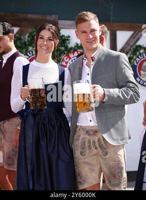 MÜNCHEN – 22. SEPTEMBER: Joshua Kimmich von Bayern München mit Lina Meyer besucht am 22. September 2024 das Oktoberfest der KAEFER Schaenke in München. (© diebilderwelt / Alamy Stock Stockfoto