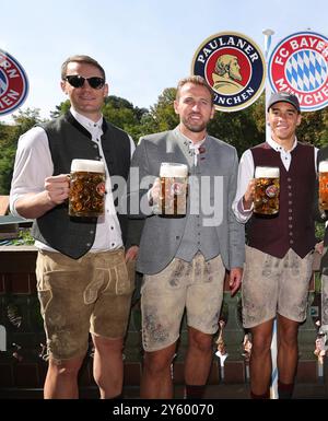 MÜNCHEN – 22. SEPTEMBER: Manuel neuer von Bayern München, Harry Kane von Bayern München und Jamal Musiala von Bayern München besuchen am 22. September 2024 das Oktoberfest bei KAEFER Schaenke in München. © diebilderwelt / Alamy Stock Stockfoto