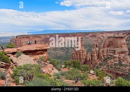 Blick auf das küssende Paar Sandsteinsäulen im Monument Canyon des Colorado National Monument Stockfoto