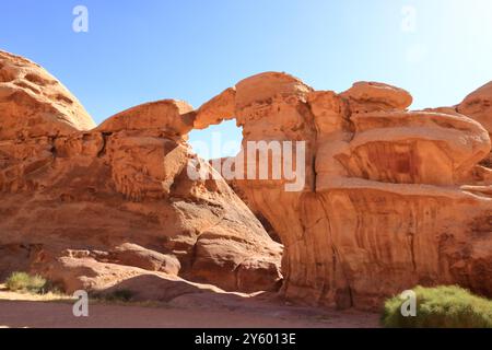 Die Jebel Burdah Rock Bridge in Wadi Rum, Jordanien Stockfoto