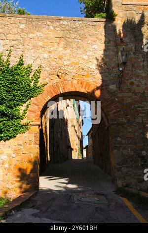 Pienza ist ein altes Dorf in den Sienesischen Hügeln, ein perfektes Beispiel für mittelalterliche und Renaissance-Architektur Stockfoto