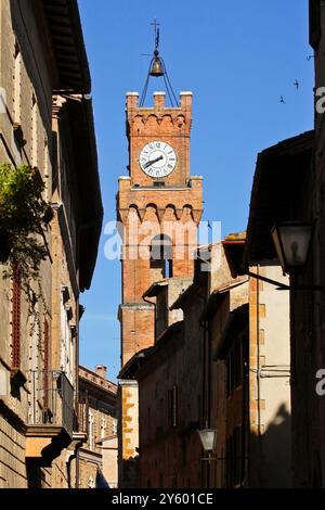 Pienza ist ein altes Dorf in den Sienesischen Hügeln, ein perfektes Beispiel für mittelalterliche und Renaissance-Architektur Stockfoto