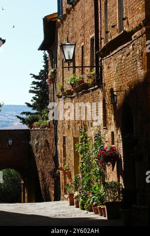 Pienza ist ein altes Dorf in den Sienesischen Hügeln, ein perfektes Beispiel für mittelalterliche und Renaissance-Architektur Stockfoto