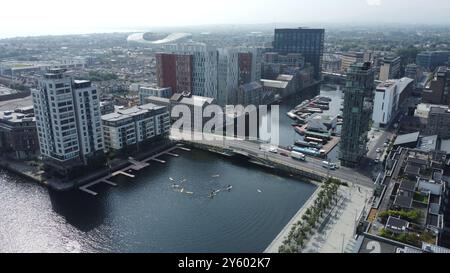 Blick aus der Vogelperspektive auf Dublins Docklands mit modernen Hochhäusern, Uferpromenade und innovativer Architektur. Stockfoto