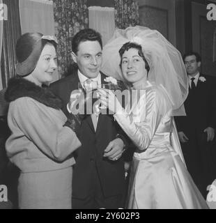 SCHAUSPIELERIN VIVIEN LEIGH TOAST MIT IHREM CHAUFFEUR BERNARD GILLMAN UND SEINER BRAUT HAZEL HUDSON WÄHREND DER HOCHZEITSZEREMONIE AM 18. MÄRZ 1961 Stockfoto