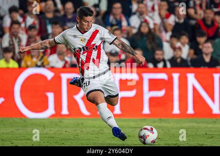 Madrid, Spanien. September 2024. JAMES RODRIGUEZ von Rayo Vallecano versucht einen Kick während des Fußballspiels La Liga EA Sports 2024/25 gegen Atletico de Madrid im Estadio de Vallecas. (Kreditbild: © Alberto Gardin/ZUMA Press Wire) NUR REDAKTIONELLE VERWENDUNG! Nicht für kommerzielle ZWECKE! Stockfoto