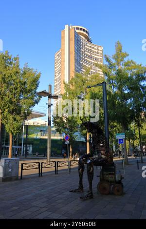 Mulhouse, Elsass, Frankreich - 22. August 2024: Der Europaturm, Tour de l'Europe, Außenansicht Stockfoto